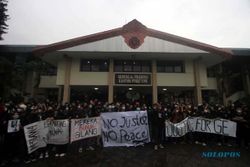 Tuntut Kejelasan Kasus Menwa, Mahasiswa UNS Solo Geruduk Rektorat