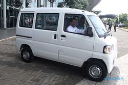 Kunjungi Pameran Mobil GIIAS 2021, Presiden Jokowi Jajal Mobil Listrik