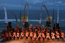 Pentas Perdana Tari Kecak Atraksi Wisata Baru di Pantai Melasti Bali