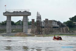 Upaya Pencarian Korban Perahu Tenggelam di Bojonegoro, Ini Foto-Fotonya