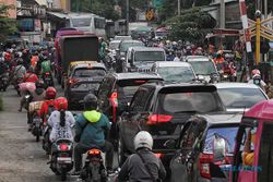 Pantauan Lalin Dampak Penutupan Jl DI Pandjaitan Solo, Ini Foto-Fotonya