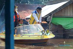 Menteri PUPR Berkeliling Naik Speed Boat Tinjau Banjir Sintang Kalbar