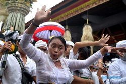 Melihat Keunikan Tradisi Ngerebong, Upacara Kesurupan Massal di Bali