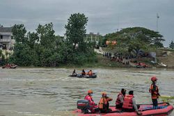 Hari Kedua Proses Pencarian Korban Perahu Terbalik di Bojonegoro