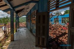 Foto-Foto Atap Sekolah SMPN 1 Cibeber Lebak Ambruk, 8 siswa luka-luka