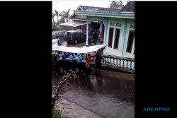 Jos! Pemuda-Pemudi di Boyolali Ini Tetap Sinoman Meski Diguyur Hujan