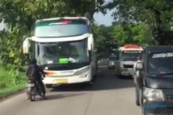 Viral, Pemotor Nekat Hentikan Bus Ngeblong di Sumberlawang Sragen