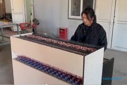 Unik! Pria Ini Bakar Satai dengan Alat Mirip Piano