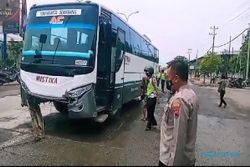 Rem Blong, Bus Mustika Jogja-Semarang Sambar Motor di Kaligawe