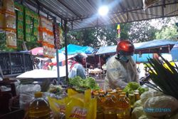 Bakul Pasar Legi Solo Ramai-Ramai Nyumbang Korban Bencana Erupsi Semeru