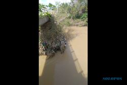 Tertabrak Barongan Bambu, Jembatan Peren Sungai Samin Sukoharjo Rusak