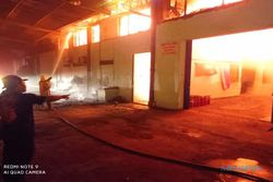 Butuh 7 Unit Damkar untuk Padamkan Api di Pabrik Tekstil Jaten