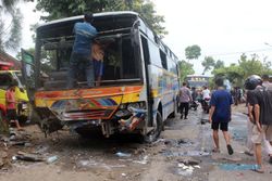 Round Up: Beredar Video Warga Ramai-Ramai Balikkan Bus Rela di Sragen