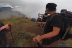 Antimainstream! Pria Ini Ajak Ibunya Mendaki di Gunung Bismo Wonosobo