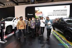 Kunjungi Booth Mitsubishi di GIIAS 2021, Presiden Jokowi Lakukan Ini
