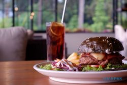 Yummy, Nava Hotel Tawangmangu Sajikan Menu Charcoal Beef Burger
