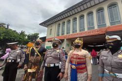 Aksi Unik Polisi Solo, Dandan ala Tokoh Wayang Sambil Operasi di Pasar