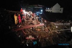 Rumah Ambruk Kena Banjir Bandang di Kota Batu, Ayah & Anak Tertimbun