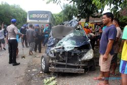 Laka Karambol Sumberlawang, Bus Rela Tindih Innova, Scoopy Masuk Kolong