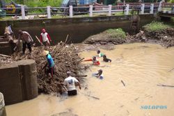Sempat Viral, Sampah Sungai Pepe Majasto Sukoharjo Akhirnya Dibersihkan