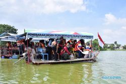 50.000 Benih Ikan Ditebar Bupati Sukoharjo di Embung Pengantin Wirun