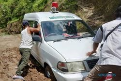 Mobil Terjebak Longsor di Boyolali, Vaksinator Jalan Kaki Temui Warga