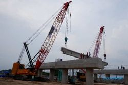 Instalasi Balok Jembatan Perdana Tol Jogja-Solo Berlangsung Sukses