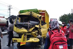 Seruduk Truk Tronton Parkir di Jalan Solo-Sragen, Bodi Truk Ini Ringsek