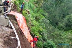 Tutup Tebing Longsor, Warga Tegalmulyo Dibantu SAR Klaten