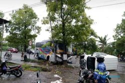 Bus Sugeng Rahayu Seruduk Gran Max Hingga Terguling di Sragen