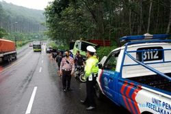 Ban Selip, Dua Truk Terlibat Kecelakaan di Turunan Jambu
