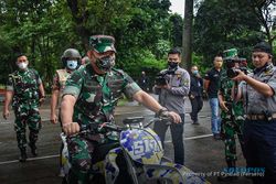 KSAD Dudung ke Pindad Coba Motor Listrik Beragaya Trail