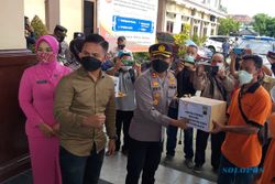 Polres Klaten Bagikan 1.000 Paket Sembako ke PKL dan Kaum Marginal