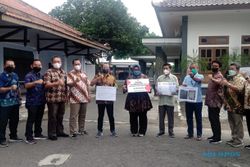 Bupati Sragen Serahkan Donasi Rp300 Juta untuk Korban Erupsi Semeru