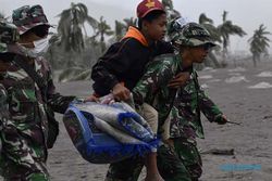 Erupsi Gunung Semeru, TNI Polri Bantu Warga Evakuasi Barang dan Ternak
