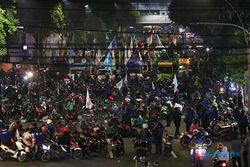 Tuntut Kenaikan UMK 2022, Ribuan Buruh Aksi Hingga Malam di Surabaya