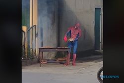 Viral! Bakul Sate Pakai Kostum Spider-Man, Begini Reaksi Netizen
