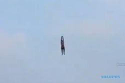 Bukan Mimpi! Manusia Bisa Terbang Setinggi 9 Meter dengan Layangan