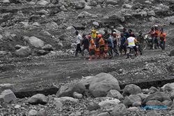Pencarian & Evakuasi Korban Erupsi Gunung Semeru, Ini Foto-Fotonya