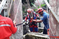 Damkar & SAR Klaten Evakuasi Kucing di Sumur Warga Jatinom 15 Meter