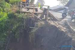 Motor Terseret Banjir Lahar & Jalan Tertutup Longsor di Kemalang Klaten
