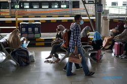 Petugas Kebersihan di Stasiun Jogja Temukan Tas Berisi Uang Puluhan Juta Rupiah