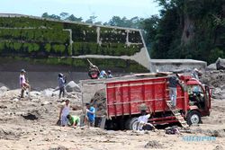 Banjir Lahar Hujan Bawa Berkah Penambang Manual di Kali Woro Klaten
