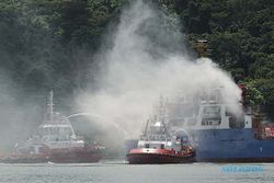 Kapal Kargo Terbakar di Perairan Teluk Penyu Cilacap, Ini Foto-Fotonya