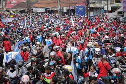 Buruh di Tangerang Unjuk Rasa Tuntut Kenaikan UMK 10%, Ini Foto-Fotonya