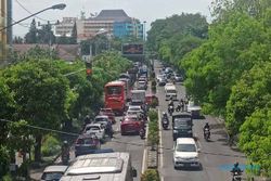 Dua Jalan Tak Bisa Dilalui, Jl Kolonel Sutarto Arah Kota Solo Macet