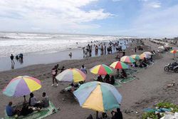 Ribuan Pengunjung Serbu Pantai Parangtritis Jogja, Ini Foto-Fotonya