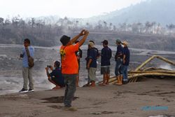 Pengunjung Lokasi Bencana Erupsi Gunung Semeru