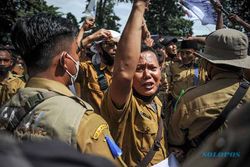 Tuntut Tambahan Tunjangan, Perangkat Desa Demo di Gedung Sate Bandung