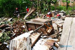 Pembersihan Reruntuhan Rumah Dampak Angin Puting Beliung di Madiun